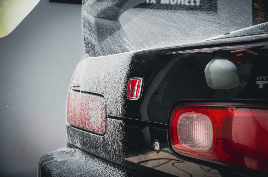 Hogyan mossuk le helyesen az autónkat