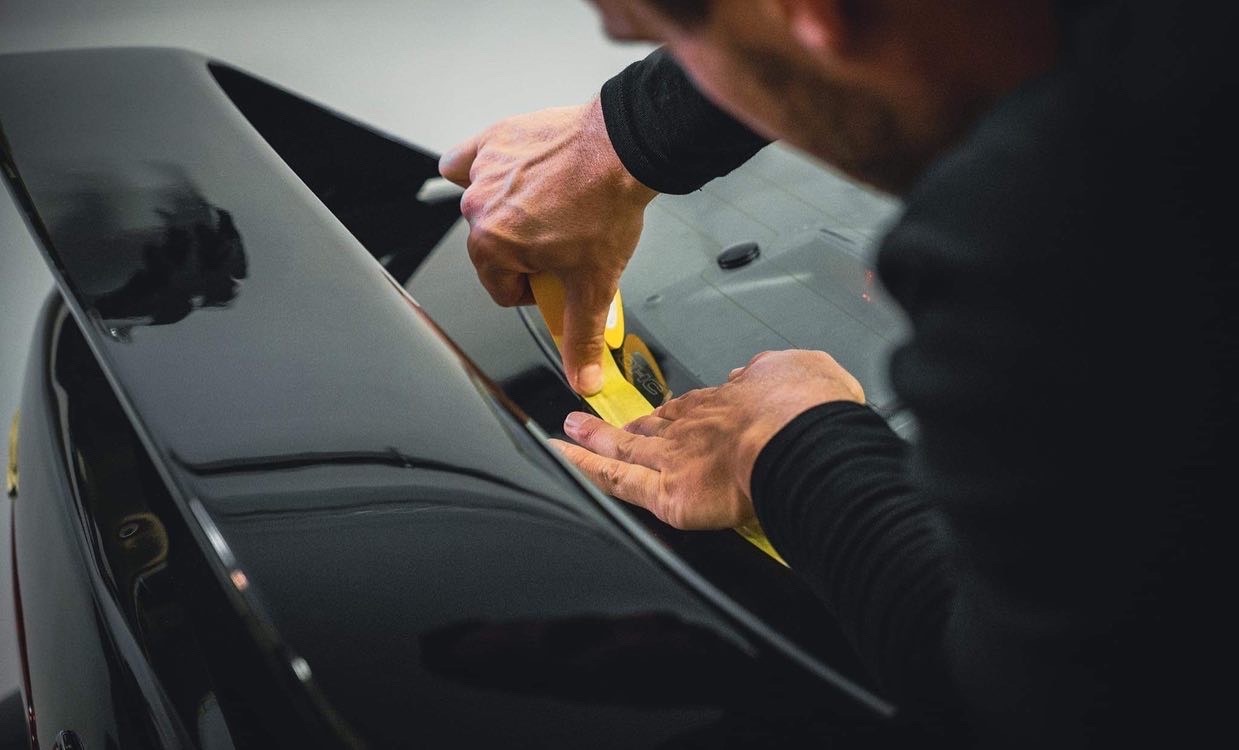 Autó polírozás egerben a polír és wax műhely garázsában