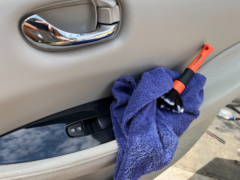 Autókárpit tisztítása Egerben a Polír és Wax Műhely garázsában
