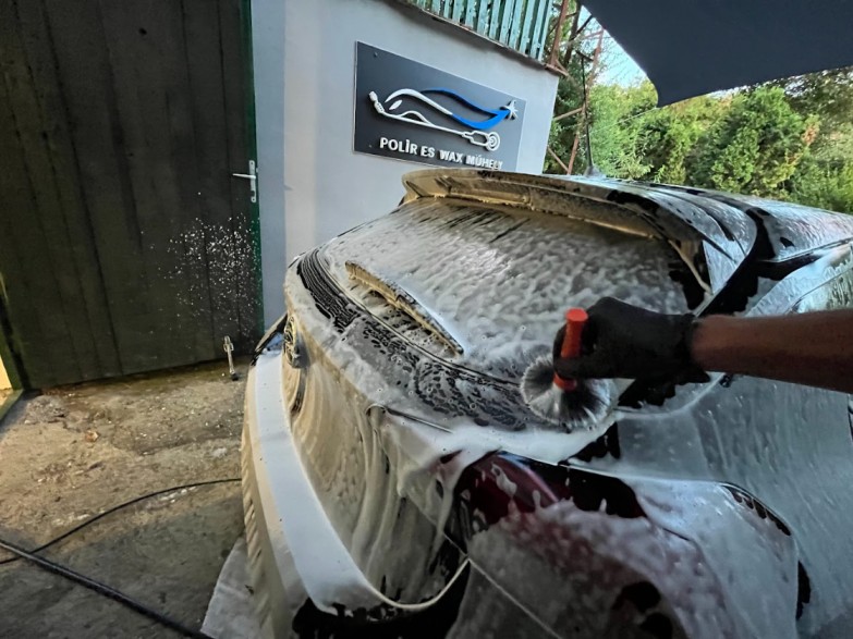 Aktívhabos külső mosás egerben a Polír és Wax Műhely garázsában